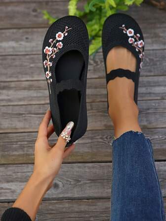 秋冬女士刺绣针织休闲平底鞋，圆头宽版舒适透气刺绣面料一脚蹬鞋，适合所有季节