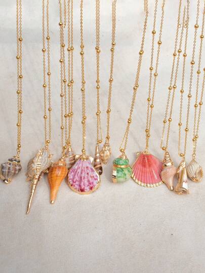قلادة من سلسلة بلون ذهبي بحلية من المحار الطبيعي على الطراز الشاطئي، مناسبة للنساء لارتدائها يوميًا
