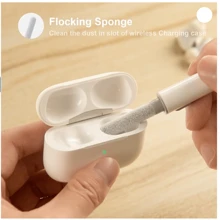 Kit di pulizia compatibile con Airpods Pro Pro2 1 2 3 4 Penna di pulizia multifunzione con spazzola morbida Spugna floccata per auricolari Bluetooth Strumenti di pulizia della custodia Bianco