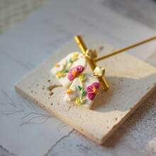 1 对手工制作的聚合物粘土花卉耳环 - 3D Cottagecore 花朵耳钉和吊坠系列，复古风格，轻巧的女士个性耳环；波西米亚风，柔和的春夏配饰，完美的礼物、节日和日常穿着 - 彩色 - 查看 9