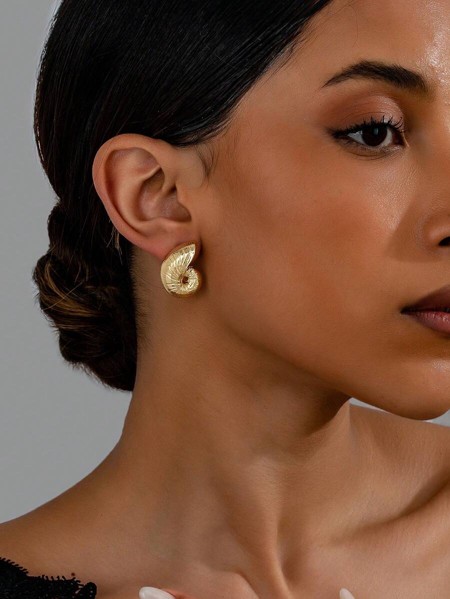 1 Pair Fashionable, Elegant, Delicate Seashell Shaped Stud Earrings - Conch Earrings - View 1