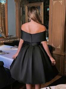 Faeriesty Elegant Stylish Satin Midi Cocktail Dress With Off-Shoulder Design & A-Line Hemline | Ideal For Corporate Dinners, Luxury Cruises, And Formal Occasions - màu đen - Xem 2