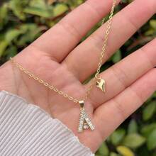 1 pièce Pendentif initiale A-Z en cuivre doré et cubique zircone, avec un collier en forme de cœur, minimaliste et élégant, convient aux hommes et aux femmes, idéal pour un port quotidien, les déplacements, les anniversaires, les sorties, les cadeaux d'anniversaire ou de fête