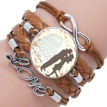 Een gepersonaliseerde LOVE - Thema Metalen Creatieve Armband Voor Aanpassing. Het Wordt Aangepast Met Het Hitte - Sublimatie Proces En Is Een Uniek DIY Cadeau. Het Hitte - Transfereert De Foto's Die U Levert, Zorgvuldig, Zodat U Prachtige Momenten Opnieuw Kunt Beleven