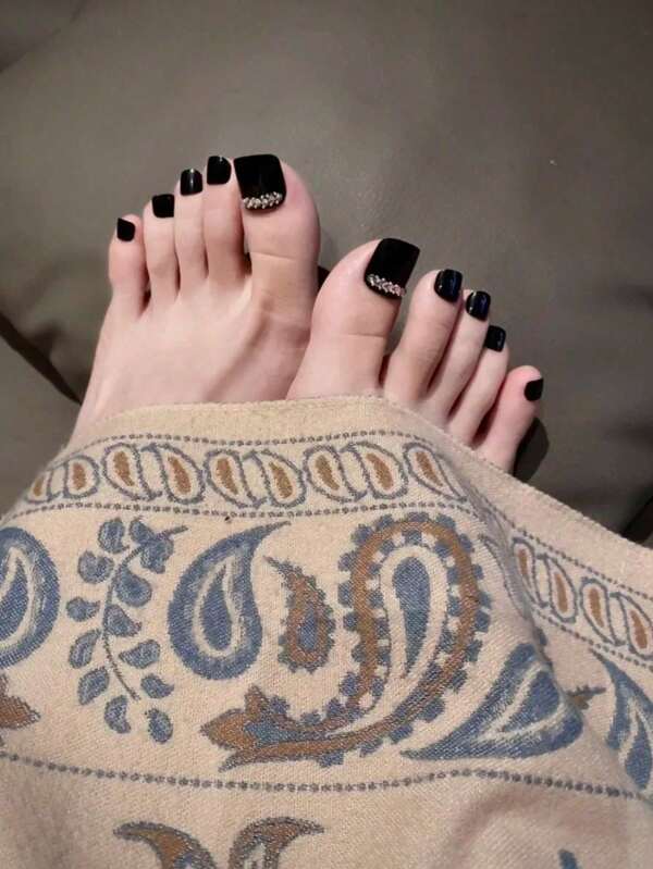 24 pezzi di unghie per i piedi di colore nero, decorazione elegante con gemme di strass brillanti, set di unghie corte quadrate, adatte per le donne per esaltare un'atmosfera elegante e delicata di alta qualità, adatte per feste quotidiane e festival con dita dei piedi aperti, con lima per unghie e colla gel inclusi, utilizzabili come unghie finte da applicare da soli