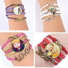 Een gepersonaliseerde LOVE - Thema Metalen Creatieve Armband Voor Aanpassing. Het Wordt Aangepast Met Het Hitte - Sublimatie Proces En Is Een Uniek DIY Cadeau. Het Hitte - Transfereert De Foto's Die U Levert, Zorgvuldig, Zodat U Prachtige Momenten Opnieuw Kunt Beleven