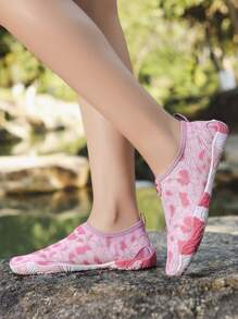 Zapatos para adolescentes y jóvenes para el agua, zapatos para subir corrientes, sin cordones, fáciles de usar, antideslizantes, cómodos y transpirables, para fitness en interiores, deportes y playa. (Estampado aleatorio en las suelas)