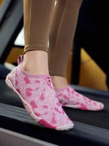 Zapatos para adolescentes y jóvenes para el agua, zapatos para subir corrientes, sin cordones, fáciles de usar, antideslizantes, cómodos y transpirables, para fitness en interiores, deportes y playa. (Estampado aleatorio en las suelas)