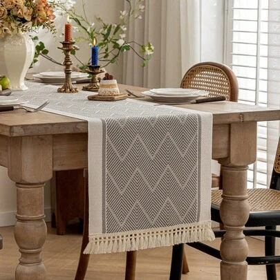 1件手工编织流苏装饰桌旗，防水防污，现代简约风格，提升餐桌艺术格调，适合家庭聚会或节日庆典。