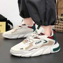 Nouveaux chaussures de sport respirantes coréennes pour hommes au printemps, chaussures épaisses et imposantes à semelles épaisses, chaussures de sport décontractées pour hommes.