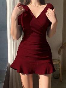 Vestido corto ajustado de unicolor con escote en V, manga corta, volantes y bajo de cola de sirena en estilo Y2K casual y sexy para mujer - Vestido elegante para fiestas y atuendo de verano - vino tinto - Ver 6