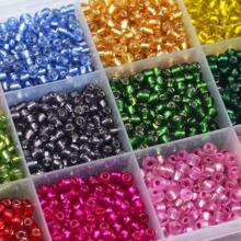 Juego de 2/3/4mm 15 colores de cuentas de cristal pequeñas, 12g por compartimento, cuentas de cristal sueltas para la fabricación artesanal de joyas DIY, pulseras, collares, aretes, anillos + juego de 6 piezas de herramientas