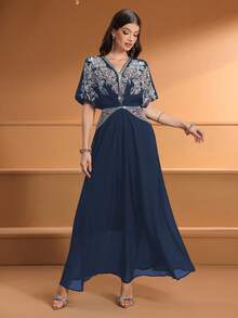 Damen V-Ausschnitt Einfarbiges Kleid mit floraler Stickerei, Perlen, glamouröser hoher Taille und Langarm in arabischem Stil