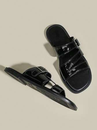 软底露趾一脚蹬拖鞋/凉鞋，亮面漆皮外观，银色金属扣装饰，新款夏季时尚一脚蹬沙滩凉鞋，平底度假鞋