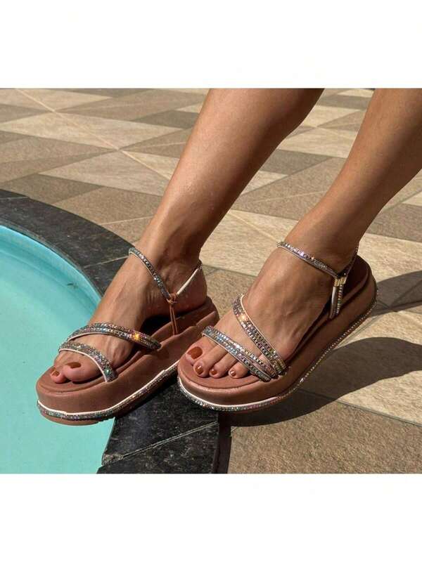 Sandália plataforma solado grosso com pedras de strass super confortável com tiras de brilho