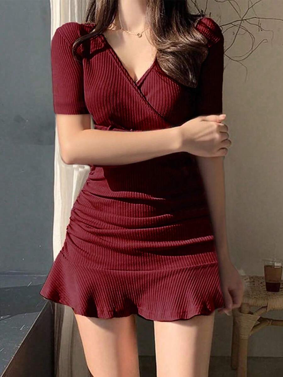 Vestido corto ajustado de unicolor con escote en V, manga corta, volantes y bajo de cola de sirena en estilo Y2K casual y sexy para mujer - Vestido elegante para fiestas y atuendo de verano - vino tinto - Ver 1