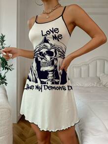 Camisón estilo oscuro con estampado de cráneo y corazón