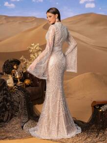 Elisanya Vestido de noite sereia elegante e sofisticado com gola alta, mangas trompete e aplicações de miçangas, além de detalhes intrincados em viés – silhueta estruturada. - Champagne - Ver 3