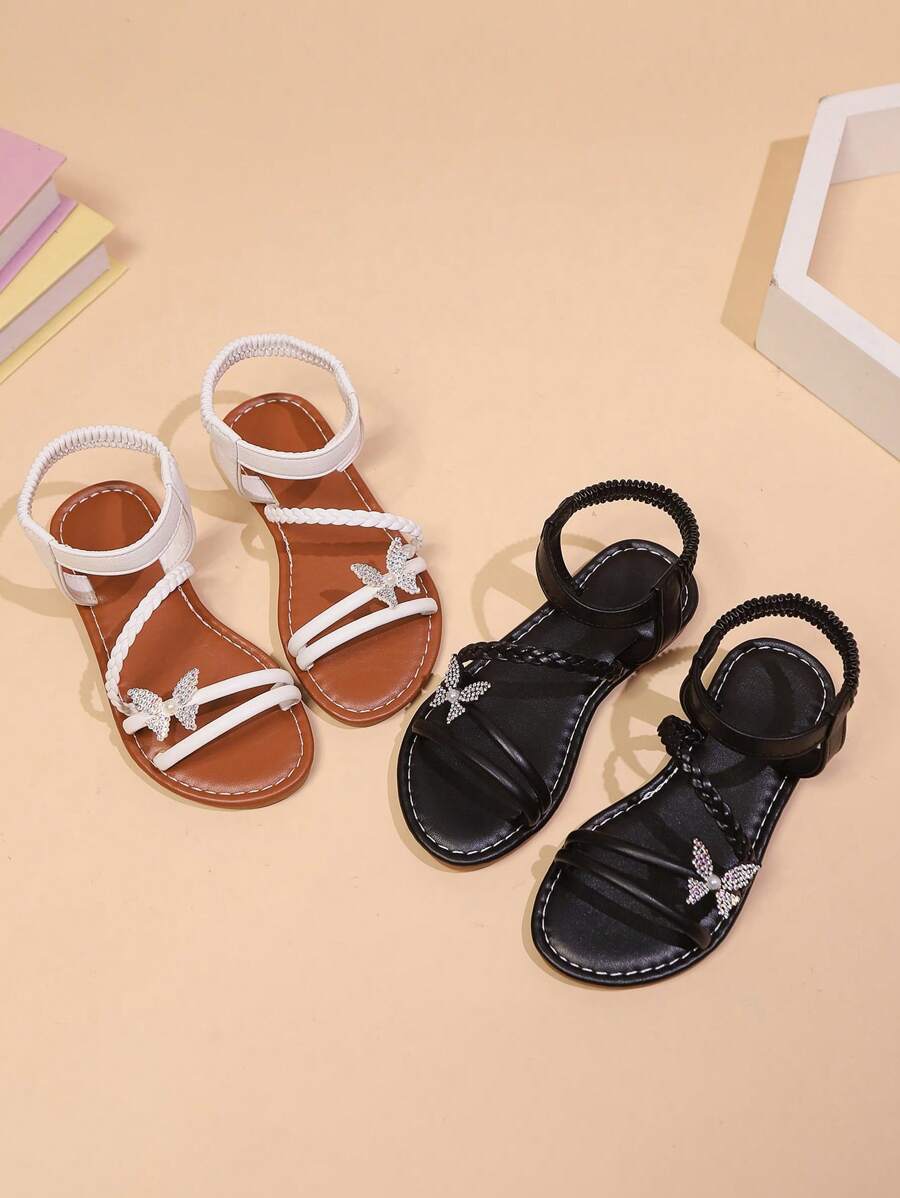 زوج من الصنادل المسطحة للبنات 'صغيرات الحجم، من الجلد الصناعي، مزينة بسيور مزدوجة على الكتف بالراينستون واللؤلؤ والفراشات، تصميم إغلاق مرن للكاحل ، إصبع القدم مفتوح وقاعدة مضادة للانزلاق، موضة أسود جميلة مناسبة لفتيات عمر 3-15 سنة، لليومي أو العطل الصيفية