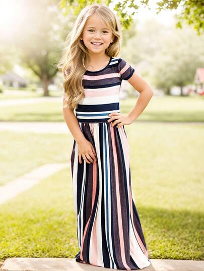 年轻女孩条纹圆领短袖休闲连衣裙，适合度假和聚会穿着