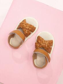 时尚交叉带 PU 婴儿凉鞋，透气软底防滑幼儿女童初学走路鞋