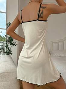 Camisón estilo oscuro con estampado de cráneo y corazón