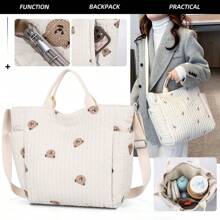 1 件柔软绗缝单肩斜跨包，带熊刺绣，妈妈包