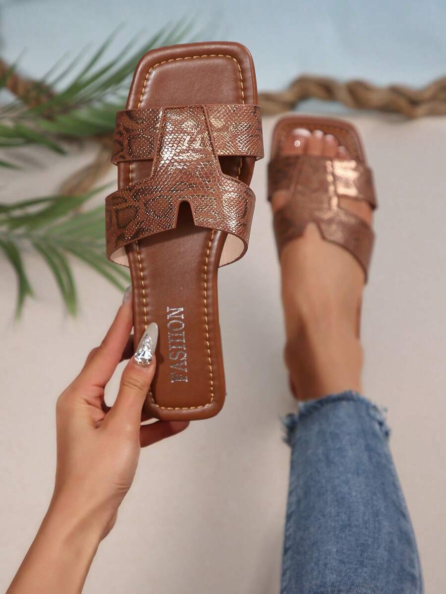 Sandalias planas casual de verano para mujer con estampado de patrón de piel de serpiente y lámina dorada de banda ancha