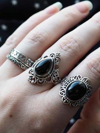 Set de 4 anillos de estilo gótico vintage con diseños geométricos de estrella, luna y flor, de material de cobre con baño de plata, con incrustaciones de piedras negras, aptos para uso diario de las mujeres