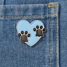 Broche de solapa con diseño de corazón y pata, hecho de aleación de zinc esmaltada, adecuado para ropa, bolsos, sombreros, todo el año; gran regalo para amigos, fans, compañeros de clase