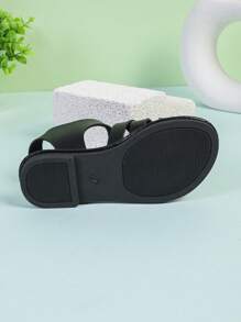 1 paire de sandales plates à bout fermé en PU tissé noir pour filles, à la mode et mignonnes, adaptées aux garçons et aux filles de 3 à 15 ans, tenue décontractée au quotidien, nouvelle collection printemps/été 2025