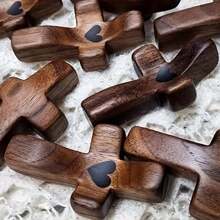 1/3/5pcs Elegant Wooden Thumb Cross Decoration, Exquisite Prayer Holding Wooden Cross, Suitable For Home & Office, Perfect For Party/Birthday Gift Gifts Graduation - Multicolor - View 8