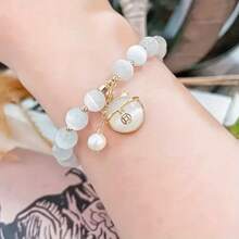 1 pièce Élégant bracelet perles d'opale avec pendentif chat - Chic blanc et doré, cadeau parfait pour les femmes, bijou polyvalent pour le port quotidien et les fêtes