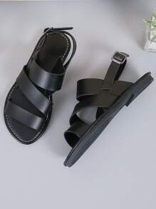 1双黑色加大码女童平底凉鞋，纯色PU材质，可调节搭扣露趾罗马凉鞋，适合3-15岁学生日常、休闲、度假、派对等场合穿着，2025春夏新款，建议选购大一码。