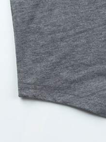 1 件男士休闲浅灰色插肩袖口袋设计 T 恤，适合夏季