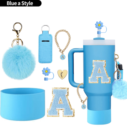 Azul, A-Z Conjunto de acessórios para copos de 7 peças e conjunto de acessórios 1 tampa de canudo, um adesivo de letra de copo de água, 1 pingente que pode segurar batom, 1 enfeite de pendurar pompom, 1 acessório de adesivo de metal com cola em forma de coração, 1 base de copo de silicone, 1 pingente de estilo alfabético de um copo de água (corrente de letra de copo de água, envie aleatoriamente um dos dois estilos)