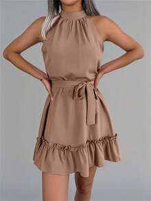 卡其色纯色系腰荷叶边下摆挂脖休闲连衣裙，春夏