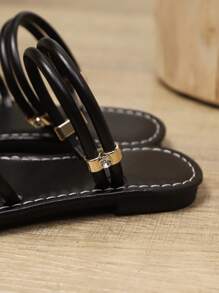1 par de sandalias planas de playa de niñas pequeñas/niñas pequeñas de PU trenzado negro con correa de hebilla ajustable, punta redonda, antideslizante, sandalias romanas de moda y lindas para el hogar, adecuadas para niñas de 3 a 15 años, uso diario casual, fiesta, vacaciones, verano nuevo