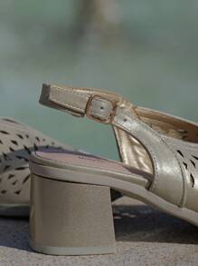 Stile delle calzature. Sandali da donna con tacco a blocco, scollo a V, perforazioni floreali, cinturino posteriore in pelle, con fibbia