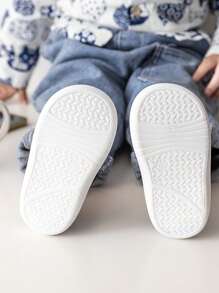 1 双幼儿软底防滑网眼透气步行鞋，适合男孩和女孩