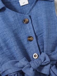 少女春季无袖牛仔效果纽扣和荷叶边连体衣 - 中等水洗藍 - 查看 4