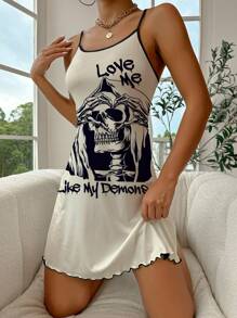 Camisón estilo oscuro con estampado de cráneo y corazón