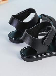 1 paire de sandales plates à bout fermé en PU tissé noir pour filles, à la mode et mignonnes, adaptées aux garçons et aux filles de 3 à 15 ans, tenue décontractée au quotidien, nouvelle collection printemps/été 2025