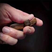 1/3/5pcs Elegant Wooden Thumb Cross Decoration, Exquisite Prayer Holding Wooden Cross, Suitable For Home & Office, Perfect For Party/Birthday Gift Gifts Graduation - Multicolor - View 6