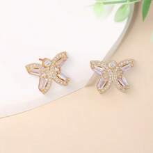 优雅的铜蝴蝶形耳环镶嵌着闪闪发光的锆石，抗锈蚀，时尚轻巧的波西米亚风格，适合日常佩戴、派对、节日、婚礼，是送给女朋友的绝佳礼物，四季皆宜