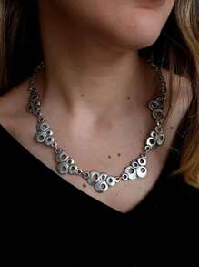 1 件几何圆形镂空金属项链，银色，夸张设计，适合男女日常佩戴