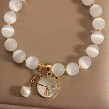 1 pièce Élégant bracelet perles d'opale avec pendentif chat - Chic blanc et doré, cadeau parfait pour les femmes, bijou polyvalent pour le port quotidien et les fêtes