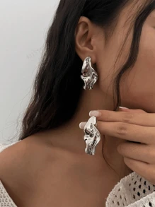 1 paar metalen asymmetrische abstracte bladoorbellen, vintage minimalistische mode-sieraden, geschikt voor dagelijks werk, vakanties, feesten en banketten voor vrouwen