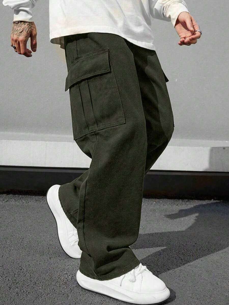 男士宽松翻盖口袋抽绳腰工装裤，纯色长款直筒军绿色休闲裤，适合作为送给丈夫或男友的礼物，休闲百搭，适合春季户外运动穿着