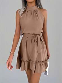 卡其色纯色系腰荷叶边下摆挂脖休闲连衣裙，春夏